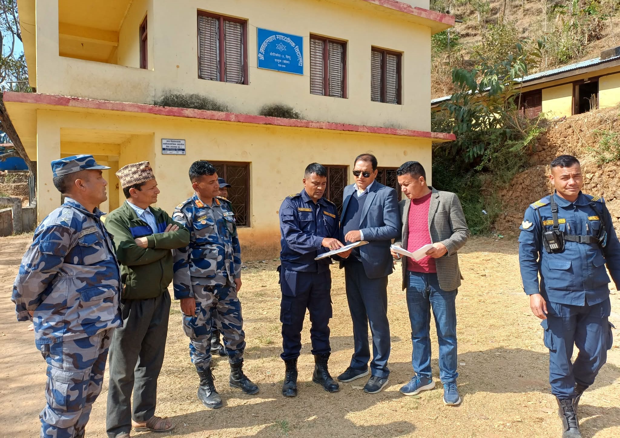 बाँफिकोटका मतदान केन्द्रमा सुरक्षा निकायको टोली