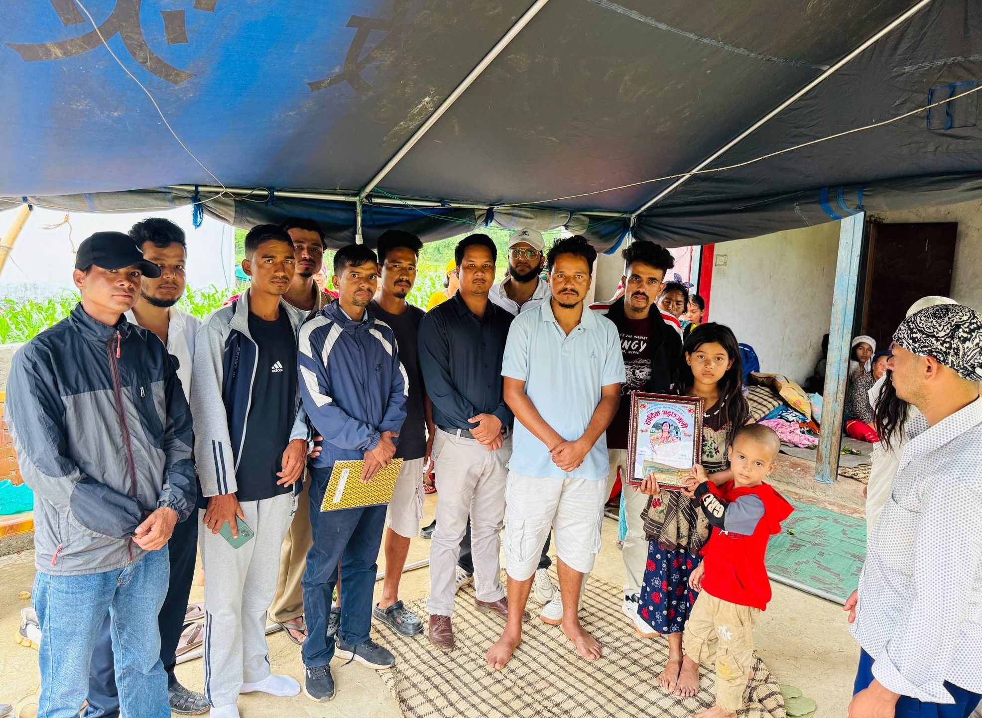 शीतल माविका पूर्व विद्यार्थी समुहद्वारा पीडित बालबालिकालाई ७४ हजार सहयोग