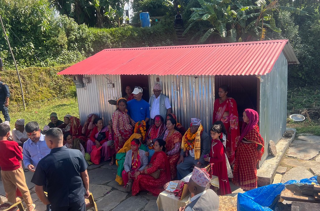 कर्णालीका मन्त्री खड्का परिवारको टहरामा वास, भूकम्पपछिको पुनर्निर्माणको सूचीमा नामै परेन !