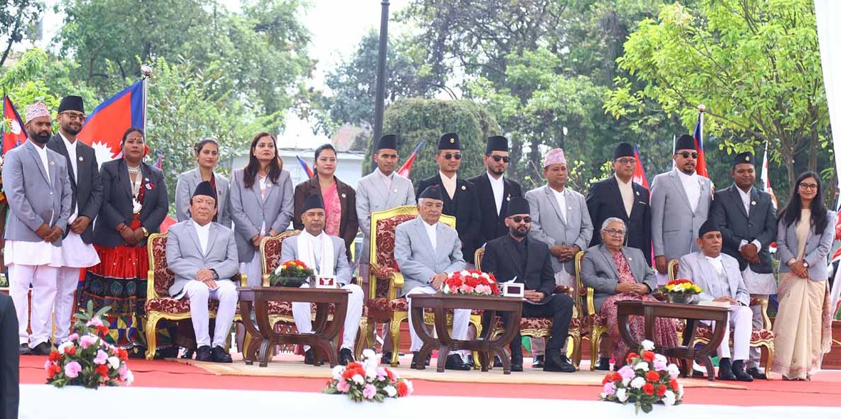 नवनियुक्त १५ मन्त्रीले लिए शपथ