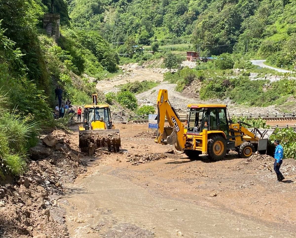 पहिरो पन्छाएपछि खुल्यो मध्यपहाडी, जोखिम भने कायमै