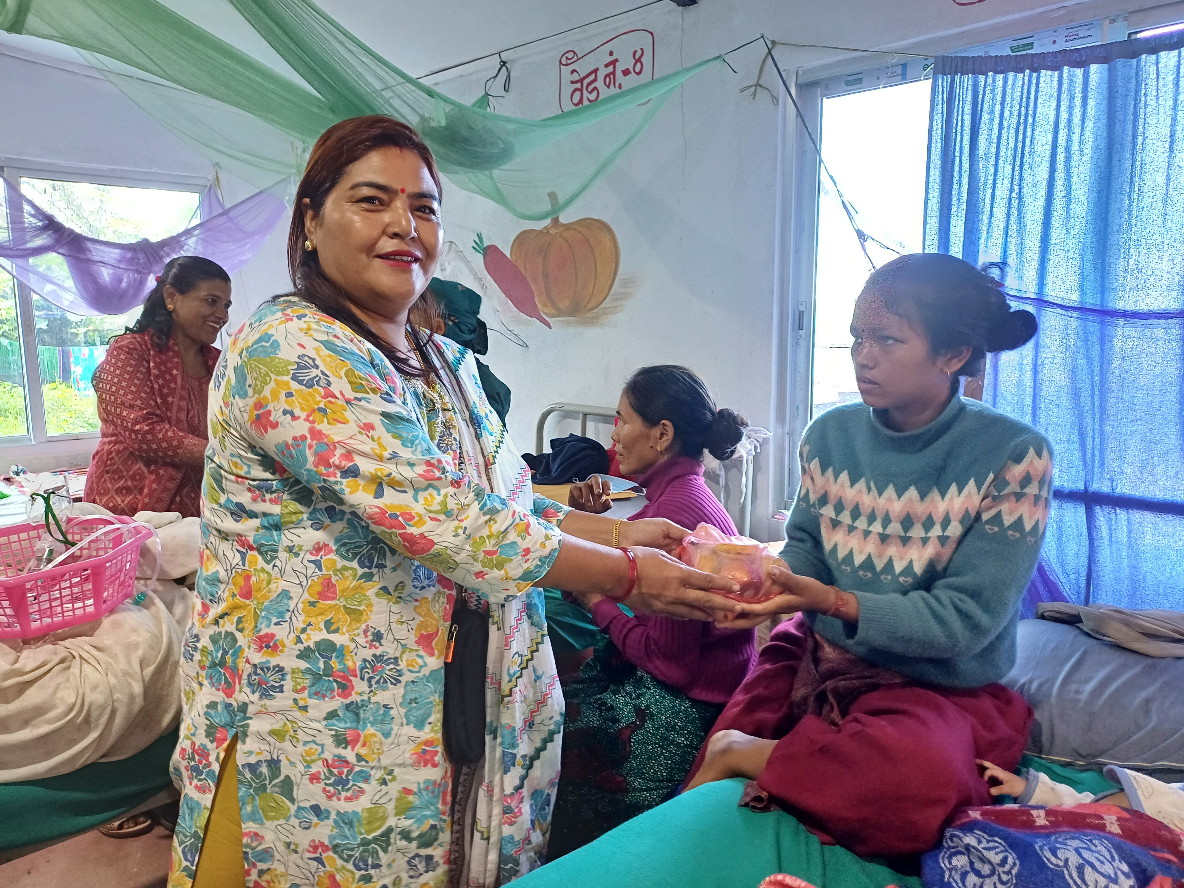 कर्मचारी युनियन स्थापना दिवस : अस्पताल र आश्रममा फलफूल वितरण
