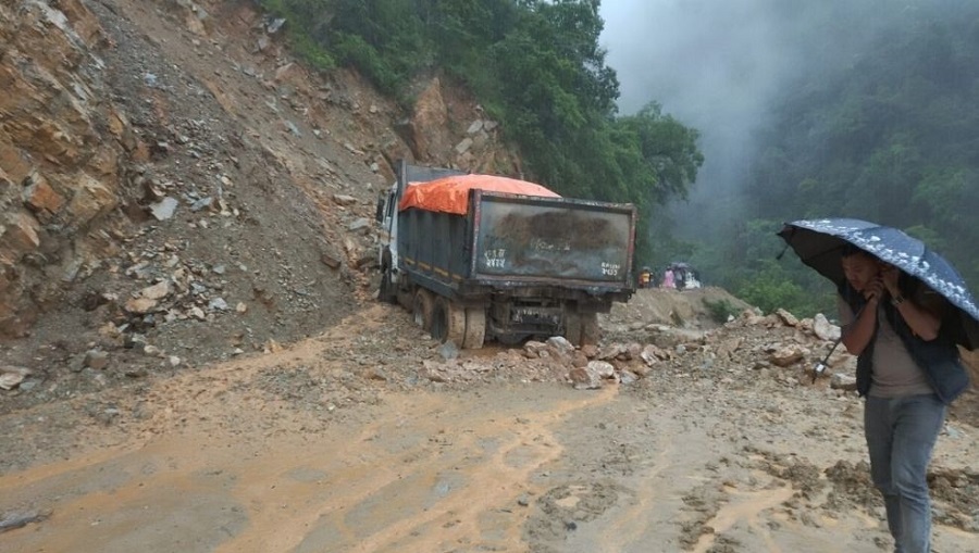 कपुरकोटमा पहिरो, दाङ जाने बाटो बन्द