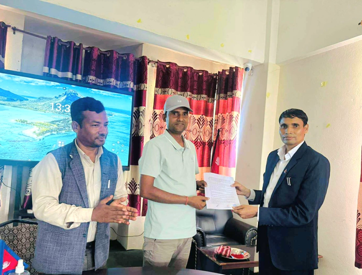 चौरजहारीमा कर्मचारीसँग कार्यसम्पादन सम्झौता