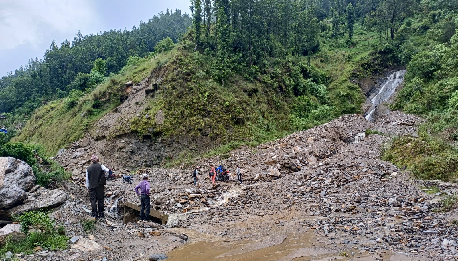 कालेखोलामा आएको पहिरोले मध्यपहाडी राजमार्गको रुकुमखण्ड अवरुद्ध