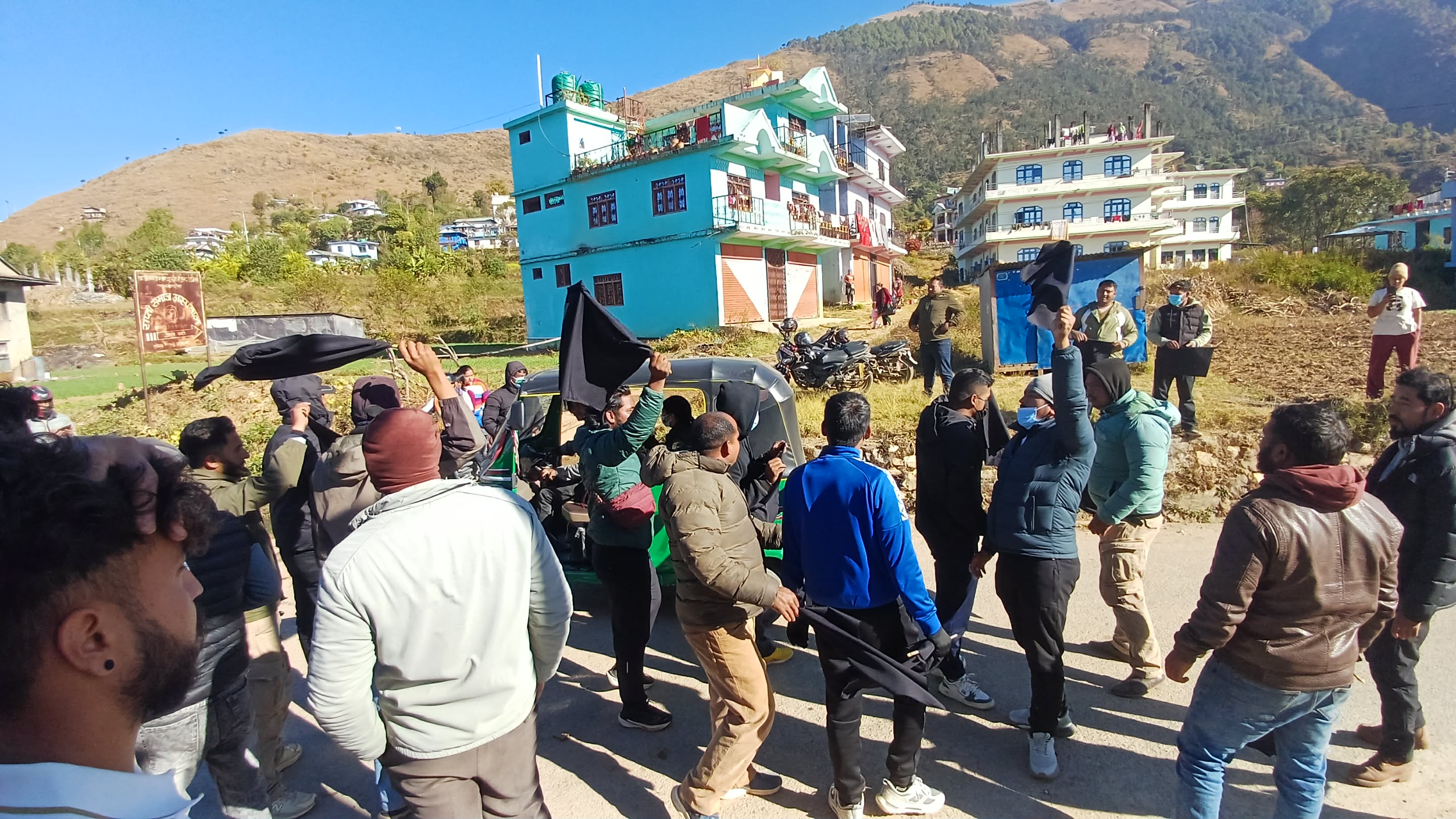 जनार्दन शर्मा गृह जिल्ला आउँदा कालोझन्डा र नाराबाजी