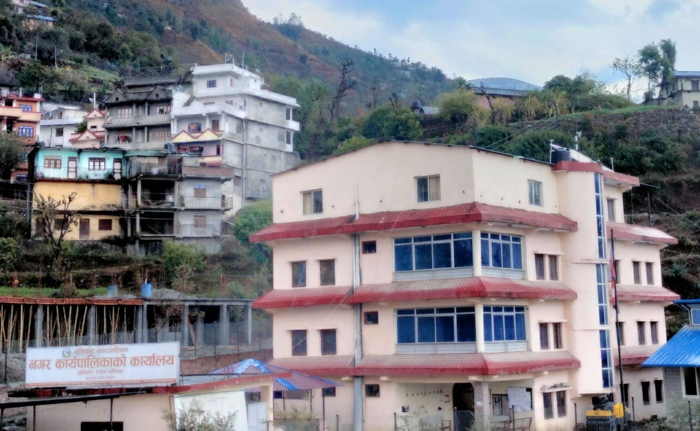 मुसिकोटको सडक क्षेत्रमा राखिएका निर्माण सामाग्री हटाउन अनुरोध