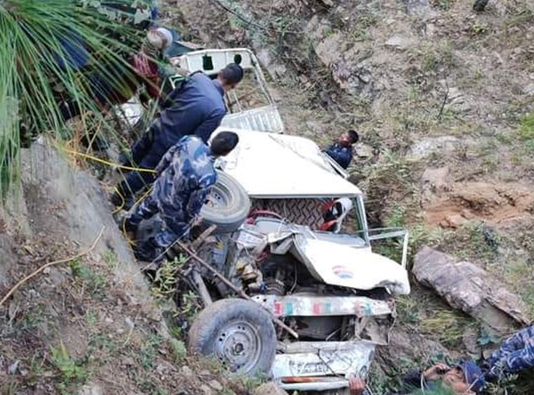 बैतडी जिप दुर्घटना अपडेट : चार प्रहरीको मृत्यु, नौ जना घाईते