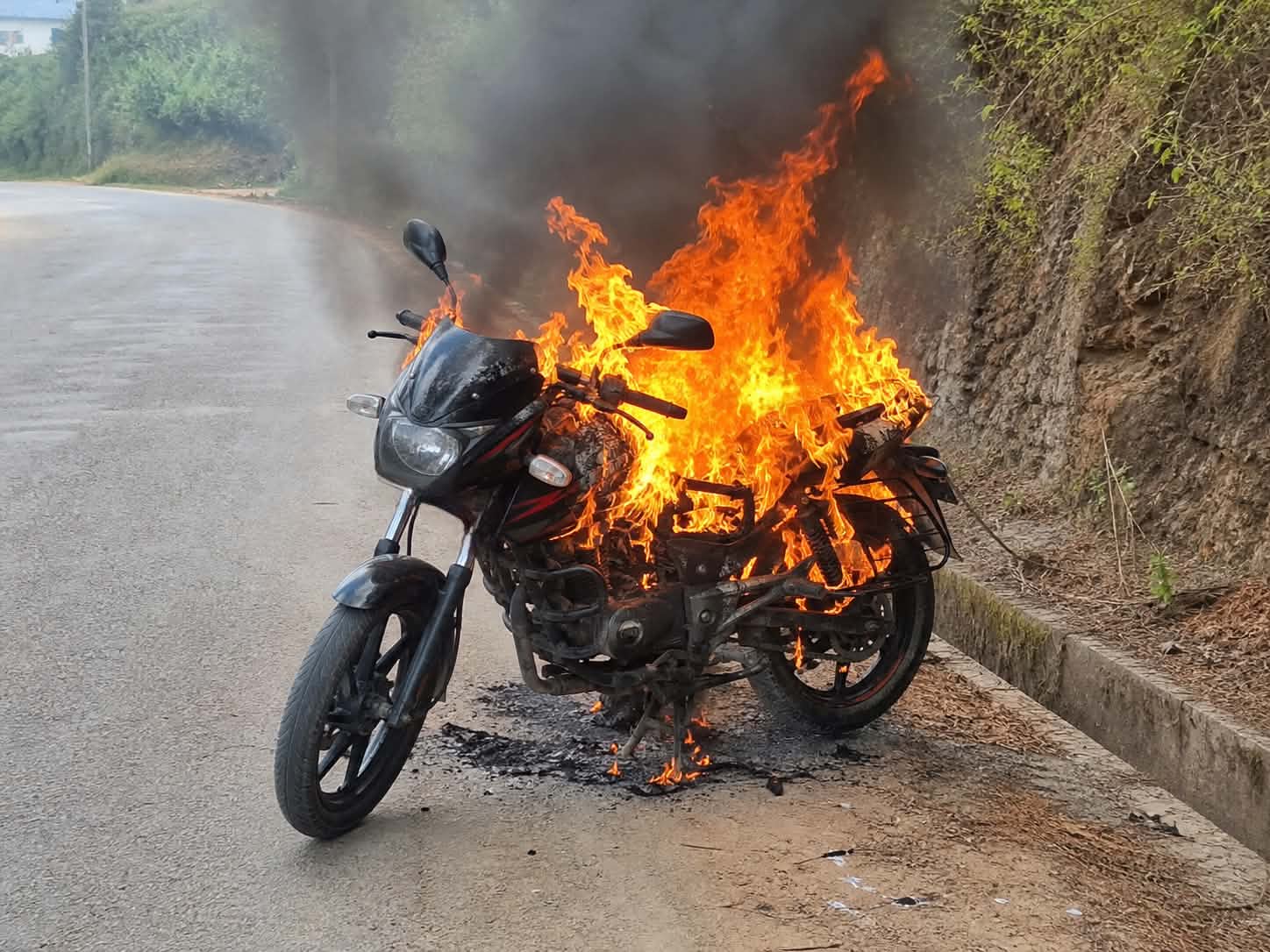 आठविसकोटमा नगर प्रहरी चढेको मोटरसाइकलमा आगलागी