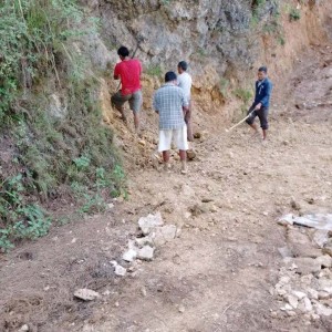 युवाहरुको सक्रियतामा पाथीहाल्नाको सडक मर्मत 