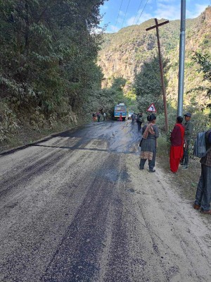 तुलसीपुरबाट आउँदै गरेको बस सल्यानमा दुर्घटना, ६ जना घाइते 