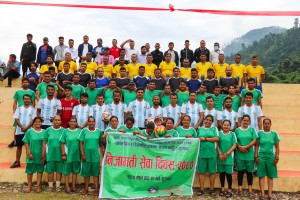 निजामती दिवसको अवसरमा सानीभेरीमा फुटबल