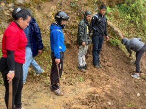 चाडबाड नजिकिदै गर्दा श्रमदान मार्फत सडक मर्मत गर्दै वाईसियल