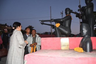 सञ्चारमन्त्री शर्माद्वारा सहिद पार्कमा पुष्पगुच्छा अर्पण, प्रभावितको लागि न्यानो कपडा हस्तान्तरण