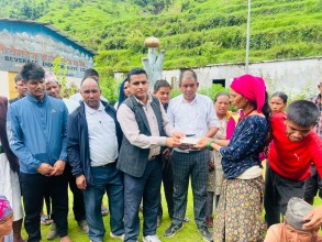 झिन्चौरमा बाढीमा परेर मृत्यु र बेपत्ता भएका परिवारलाई सहायता खर्च र राहत वितरण