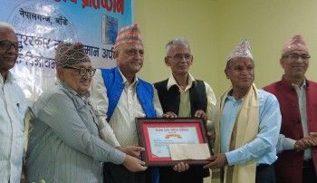 रुकुमेली साहित्यकार ओलीलाई 'पशुपती शाह स्मृति साहित्य पुरस्कार' प्रदान
