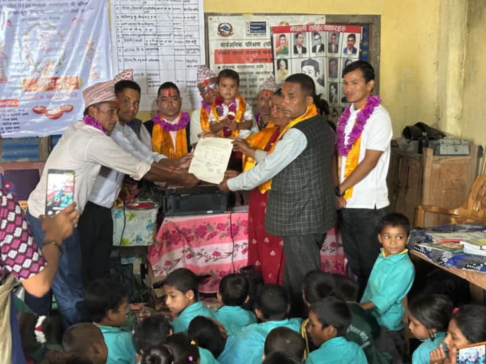 स्व‍. छोराको जन्मदिन पारेर विद्यालयलाई सहयोग 