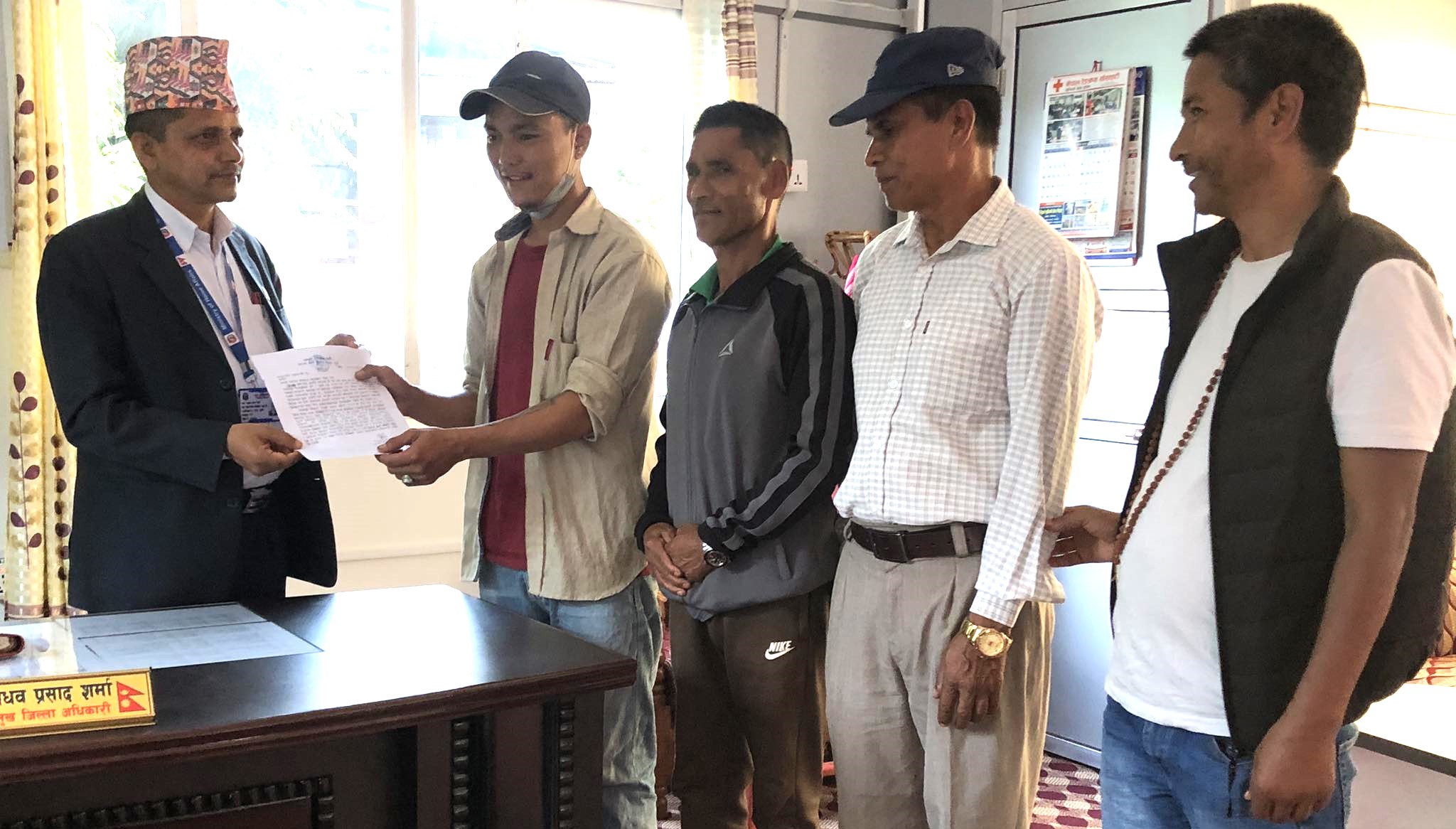 मेलमिलाप र शान्तिको लागि राप्रपा रुकुम पूर्वले बुझायो ज्ञापनपत्र