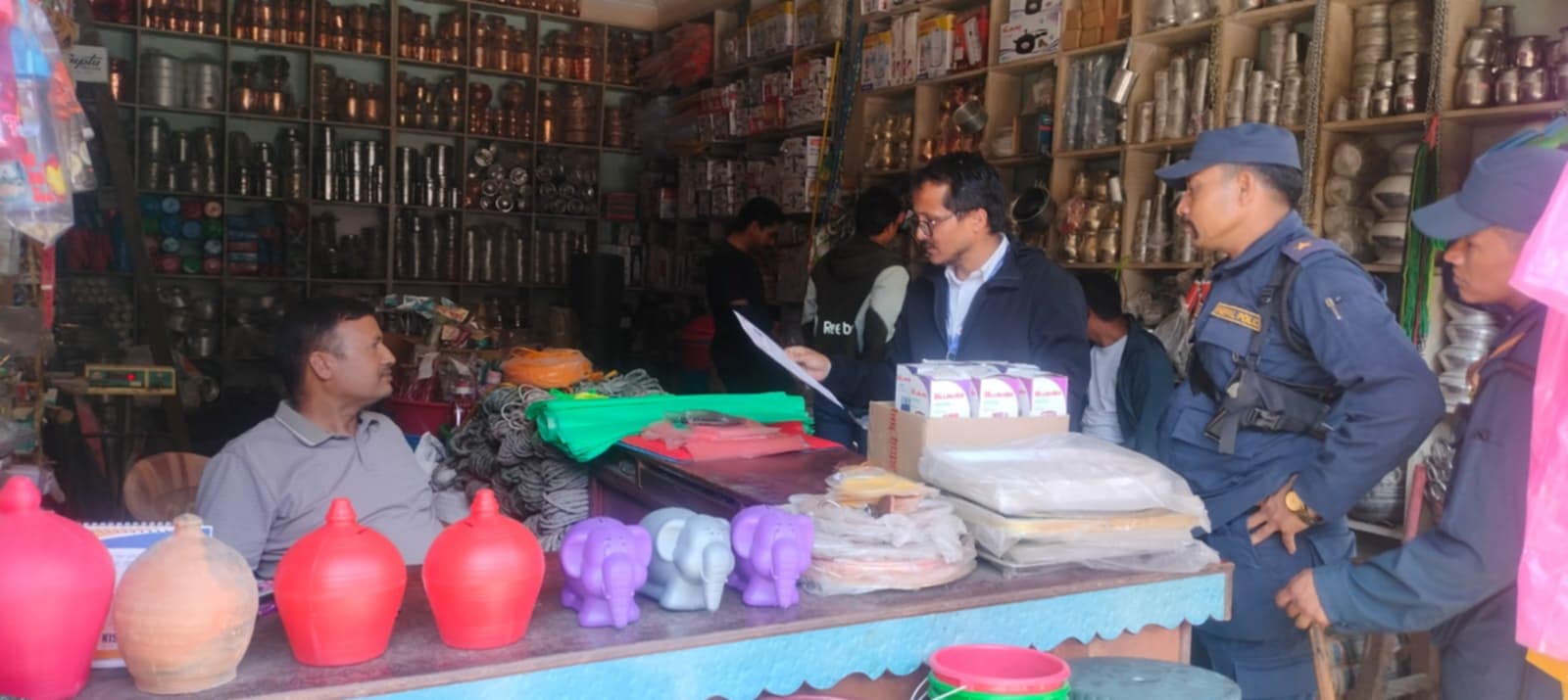 सोलाबाङ बजार अनुगमन : कुहिएको कुखुराको मासुसहितका अवैध सामान नष्ट