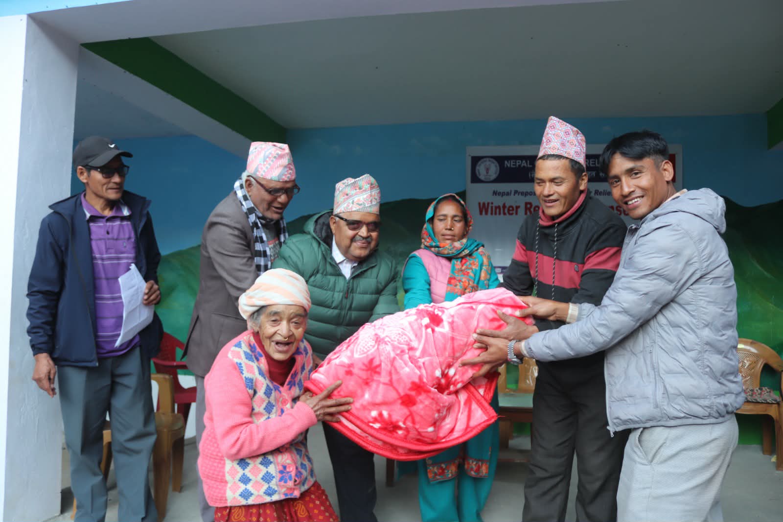 मुसिकोटका जेष्ठ नागरिकलाई न्यानो कपडा वितरण