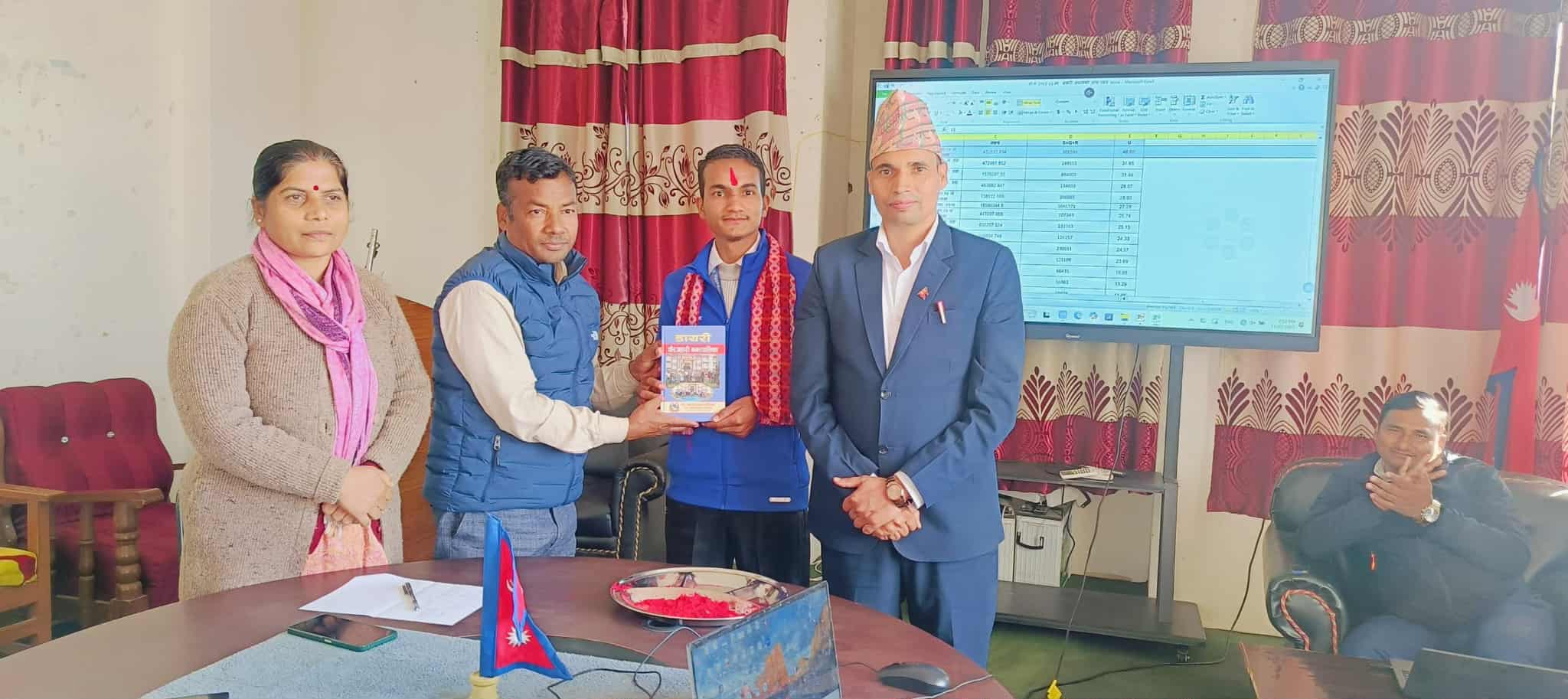 चौरजहारीमा बढी राजश्व सङ्कलन गर्ने कर्मचारी सम्मानित