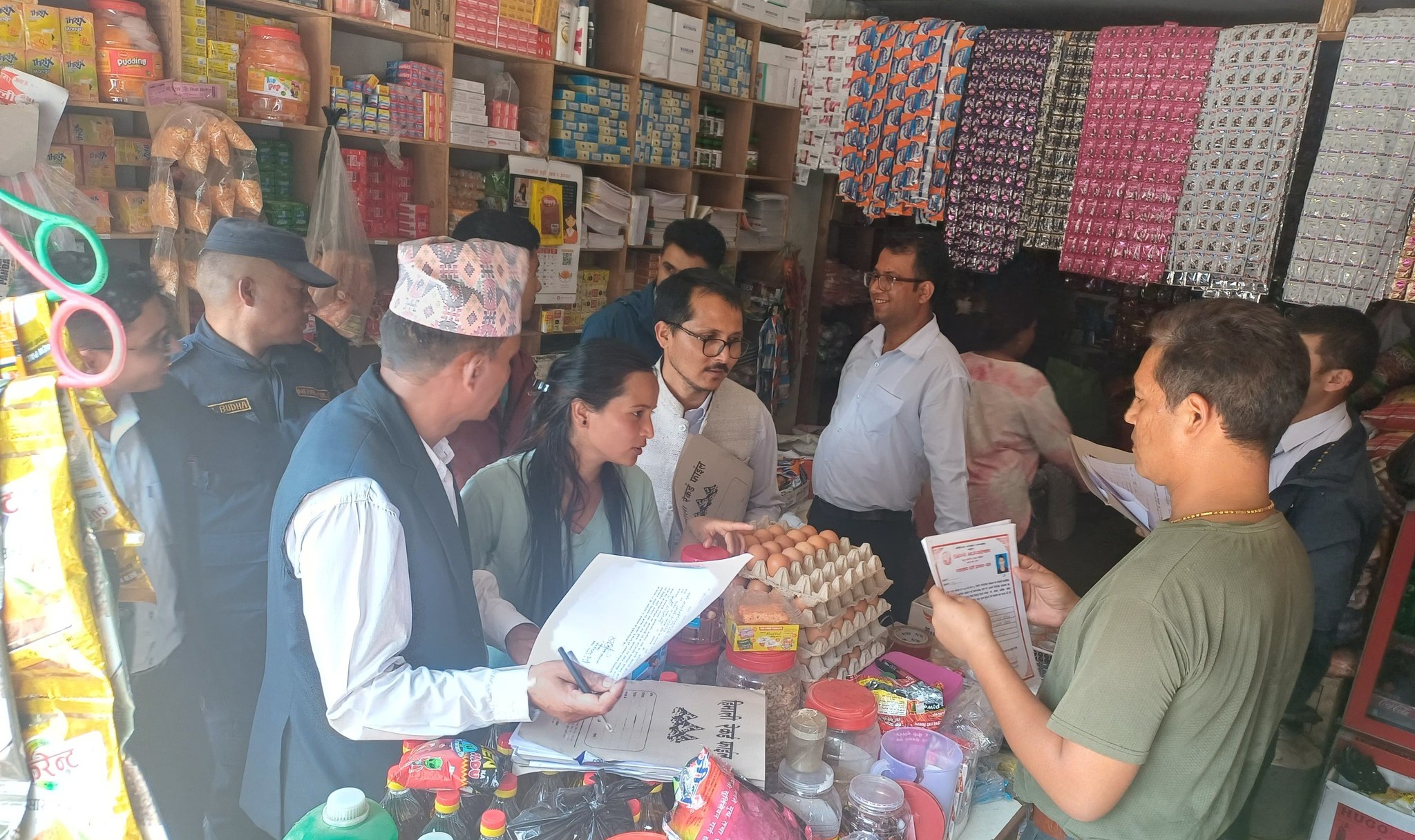 सिम्रुतुका दश पसल अनुगमन : पाँच हजार जरिवाना, दश हजार बढीको सामान नष्ट