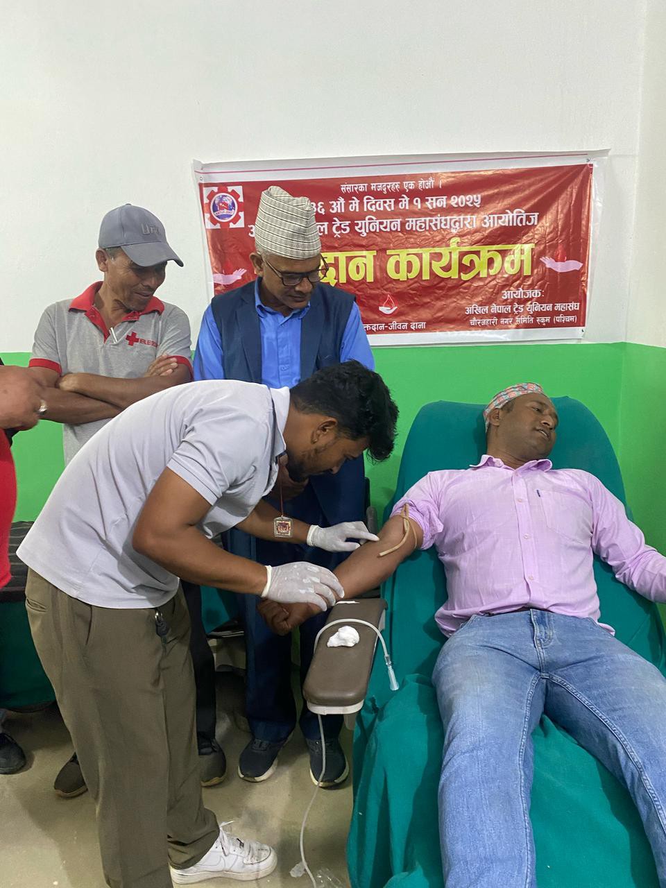 मजदुर दिवसको अवसरमा चौरजहारीमा रक्तदान