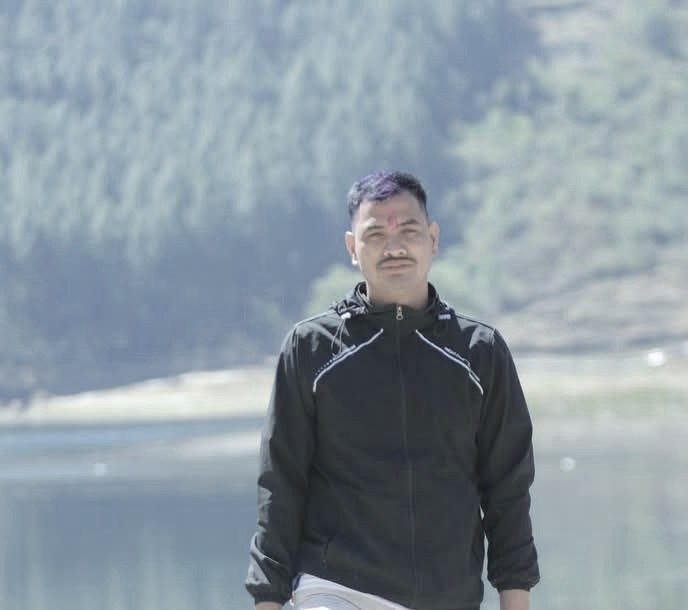 रुकुम पश्चिममा विद्युत मर्मतका लागि पोलमा चढेका कर्मचारीको मृत्यु