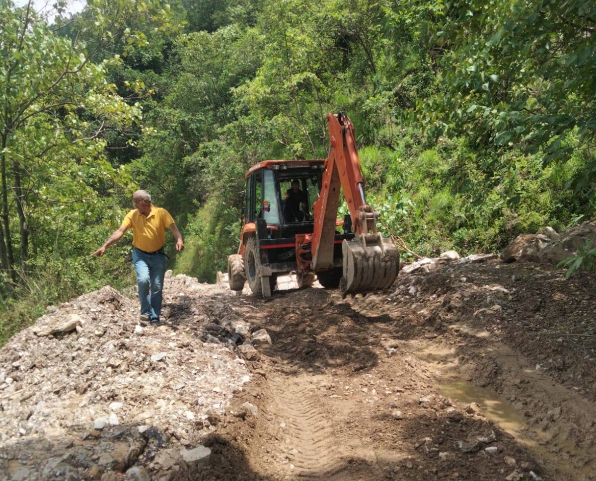 बर्षा सुरु भएसँगै बिग्रन थाले ग्रामीण सडक, मर्मत गर्दै मुसिकोट 