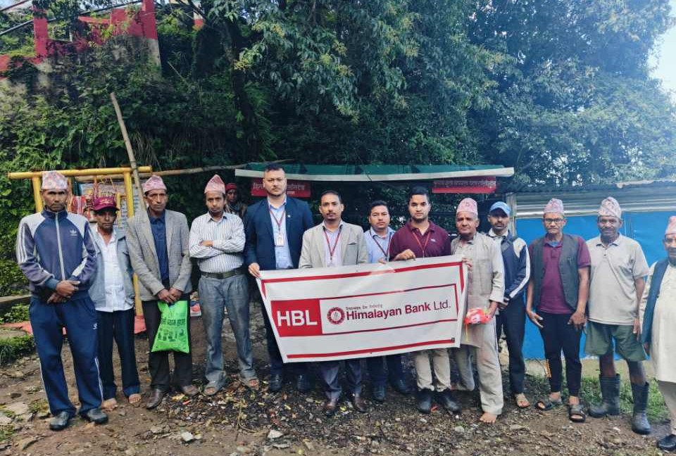 डिग्रे मन्दिरमा हिमालयन बैंकद्वारा र्‍याक हस्तान्तरण