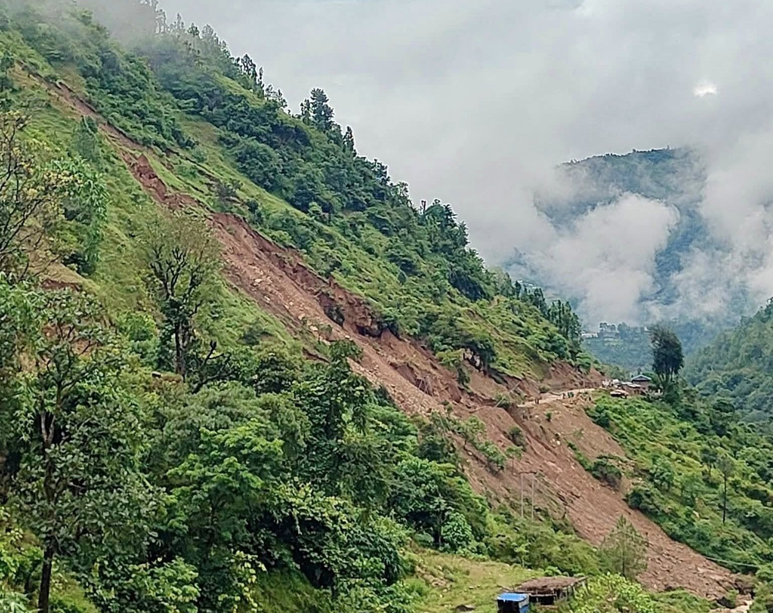 पहिरोले गाउँ जाने सडक अवरुद्ध