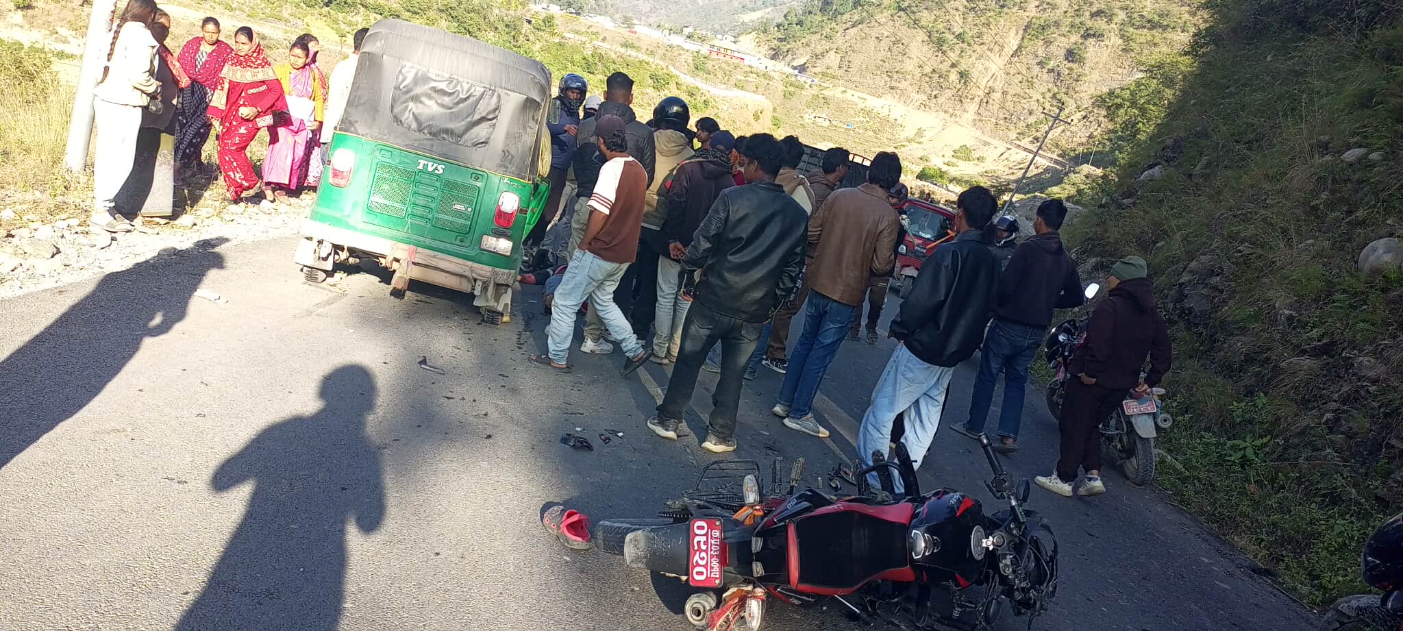 रुकुम पश्चिममा बोलेरो, मोटरसाइकल र अटो एकआपसमा ठोक्किँदा एक जनाको मृत्यु, दुई जना घाइते