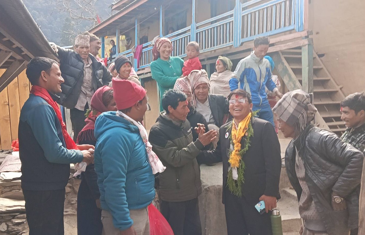 निरन्तर घरदैलोमा 'गुलाब'को टोली