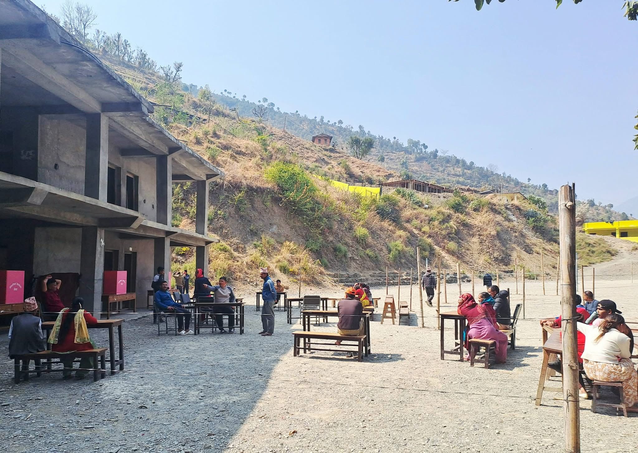 मतदाता पर्खिरहेका छन् मतदानस्थलहरु 