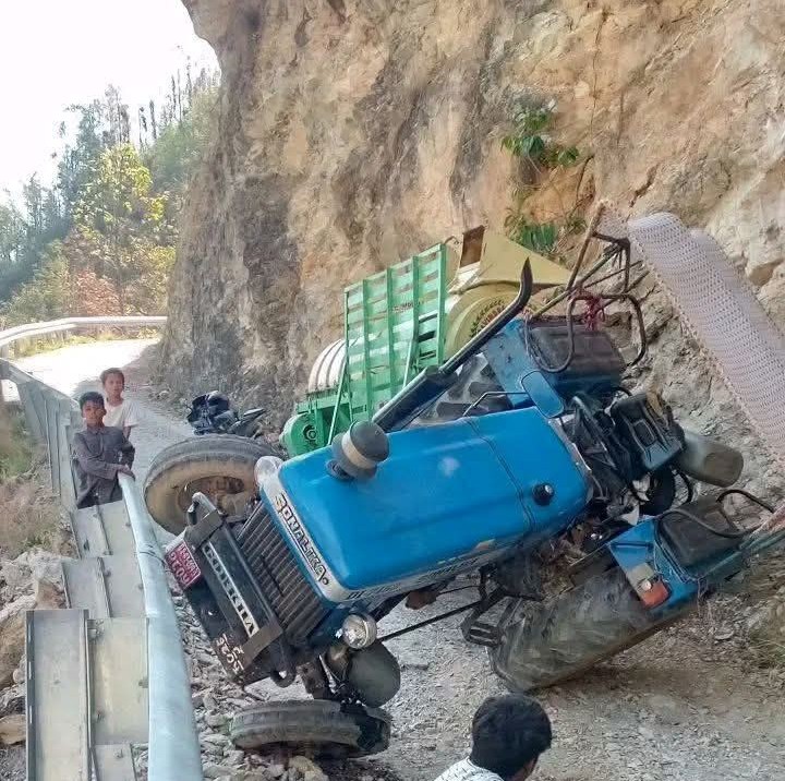 बाँफिकोटमा थ्रेसर मेसिन बोकेको ट्याक्टर दुर्घटना