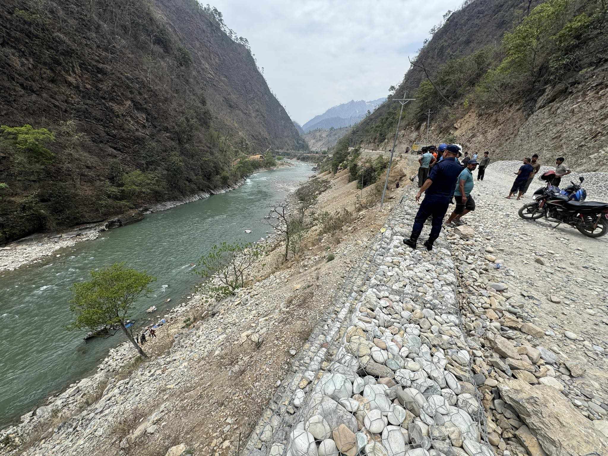 भेरी नदिमा ट्याक्टर खस्दा दुई जनाको घटनास्थलमै मृत्यु, तीन जना घाईते