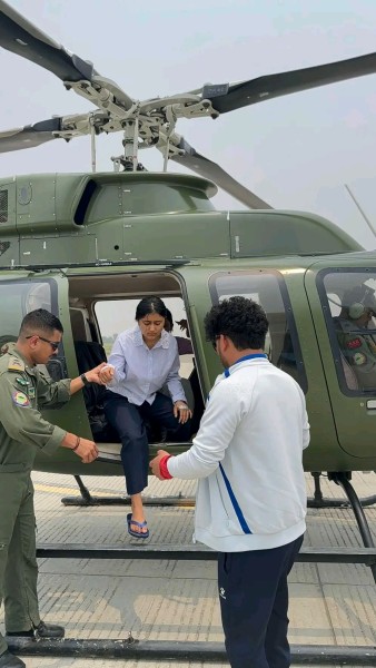 महोत्सवका लागी रुकुम आएकी गायिका रचना रिमाललाई हेलिकोप्टर मार्फत उद्दार