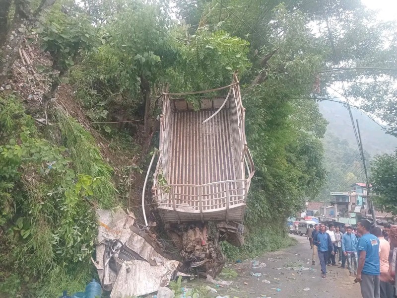 सिम्रुतुमा ट्रक दुर्घटना: चालकको मृत्यु, सहचालकको अवस्था गम्भीर