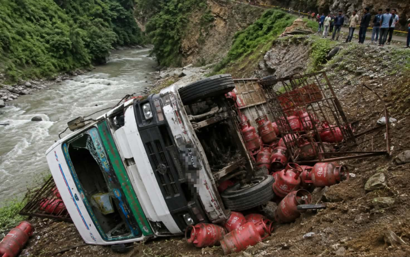 तिन सय बढि ग्याँस सिलिण्डर बोकेर डोल्पा जाँदै गरेको ट्रक रुकुममा दुर्घटना