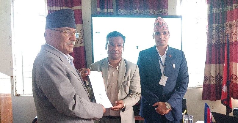 पूर्वप्रधानमन्त्री दाहाललाई चौरजहारीका असल अभ्यास जानकारी गराउँदै ज्ञापनपत्र पेश
