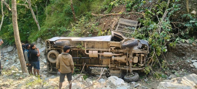 रुकुमको सिम्लीबाट नेपालगंज जाँदै गरेको गाडी सल्यानमा दुर्घटना हुँदा ६ यात्रु घाईते