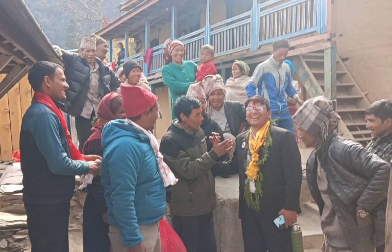 निरन्तर घरदैलोमा 'गुलाब'को टोली