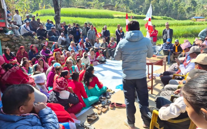 कांग्रेस उम्मेदवार केसीको गृहनगरमा लोकप्रिय बन्दै घरदैलो