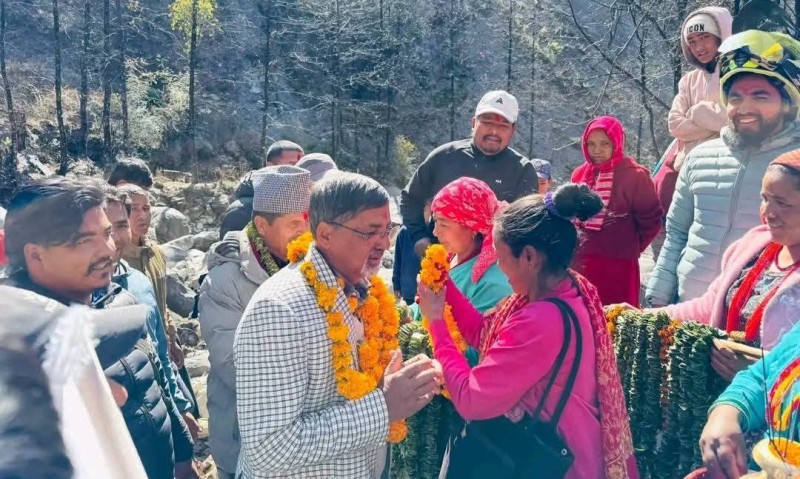 आठबिसकोटका दुर्गम वडामा मत माग्दै जनार्दन