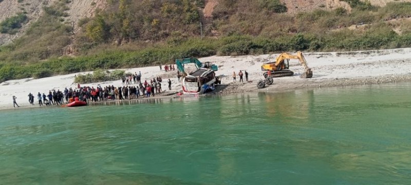 तामाकोशीमा बस खस्दा १२ को मृत्यु, चालकसहित ८ जना घाइते