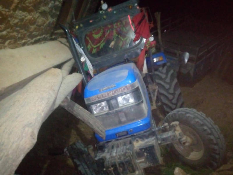 शान्तीबजारमा बालुवा बोकेको ट्याक्टर घरमा ठोक्किएर दुर्घटना