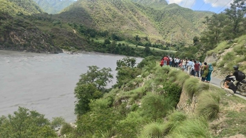 भेरी नदिमा जिप खस्दा गाडीधनी र चालक बेपत्ता, दुई जना घाईते 