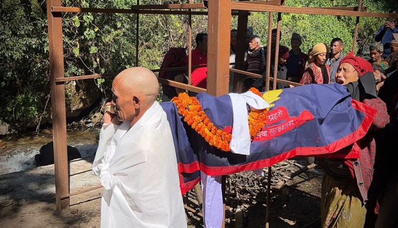 बाढीमा बेपत्ता रुकुमका प्रहरी जवानको दुई महिनापछि कुशको शव बनाएर अन्त्येष्टि