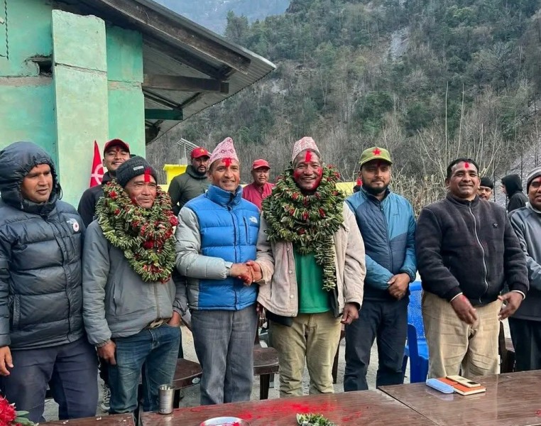 एमाले रुकुम पश्चिमका जिल्ला सदस्यसहित चार जना नेकपामा प्रवेश