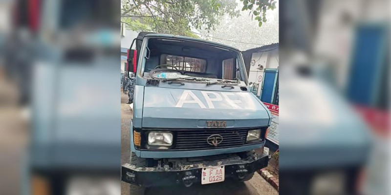 अवैध गोदाममा प्रहरीको छापा, तस्करको आक्रमणबाट तीन प्रहरी घाइते